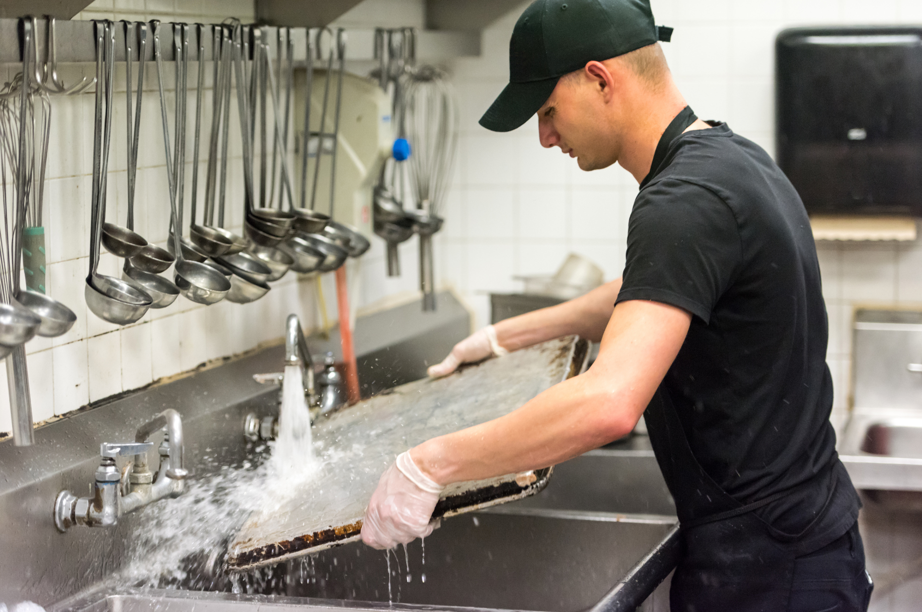 Samenwerking keuken–spoel–bediening